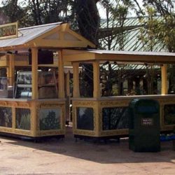 Outdoor portable restaurant kiosk for vending hot dogs and beverages