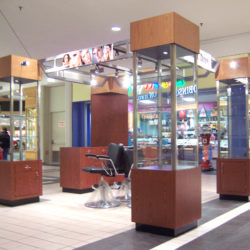 Mall retail kiosk with showcases
